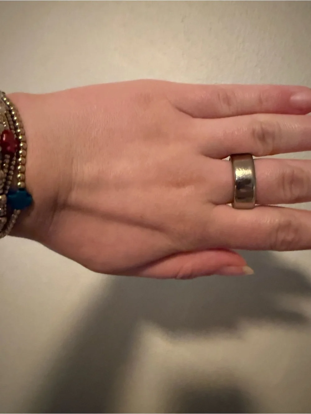 OURA RING SIZE 8 SILVER. ALSO COMES WITH COVERS TO MIX AND MATCH COLOR.